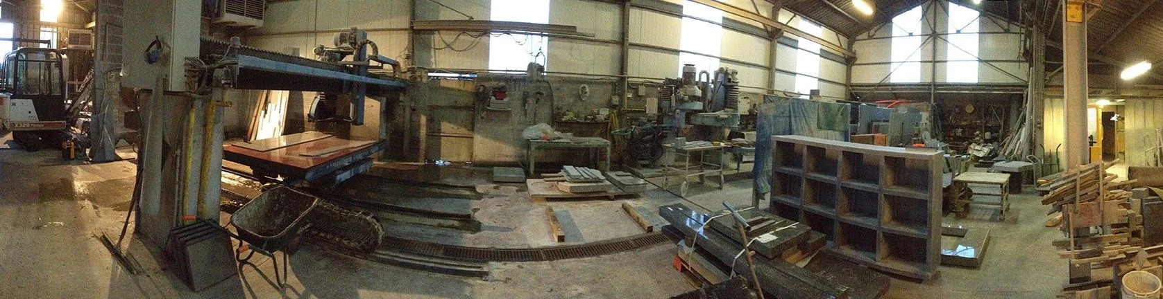 Vue panoramique de l'atelier de la marbrerie Gowie